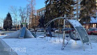 Жители Пензы возмущены сбросом грязного снега на детскую площадку 