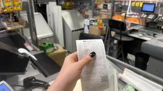 Почему в магазинах больше не расплачиваюсь картой: оказалось все кассиры "Пятерочки" и "Магнита" внимательно смотрят на эти данные