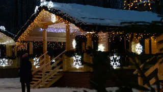 Дети, гирлянды и главный Дед Мороз страны. Фоторепортаж с открытия новогодней деревни