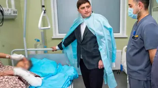 Мэр Нижнекамска навестил в больнице сотрудницу школы, на которую напал вооруженный школьник