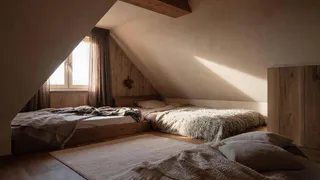 Жизнь будет не в радость: почему врачи и специалисты по фен-шуй не рекомендуют жить и спать в комнатах со скошенными потолками