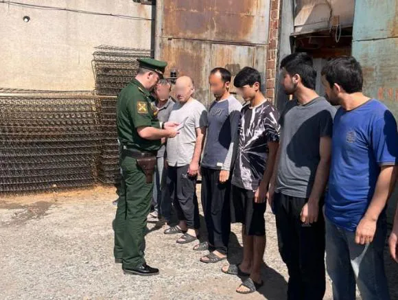 В Челябинске мигрантов-уклонистов отправили в военкомат