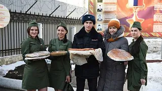 В Нижнекамске солдат-срочников угощали мамиными пирогами