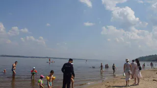 Чебоксарцы продолжают купаться в опасных местах Волги, игнорируя запрещающие знаки