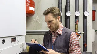 Госдума приняла закон о штрафах за недопуск газовщиков в дома