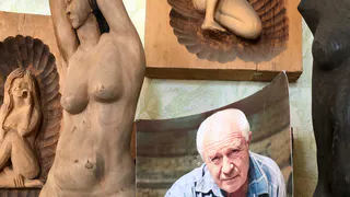 В Рязани известный резчик по дереву распродает свои удивительные работы