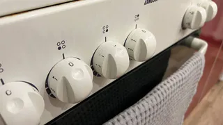 Секрет идеально чистых ручек плиты: отмываю их, не откручивая ни разу. Работает безупречно