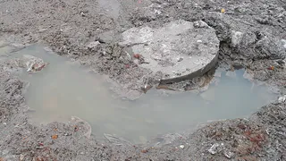 "Ароматный" фонтан залил тротуар: на Высоковольтной течет канализационный колодец