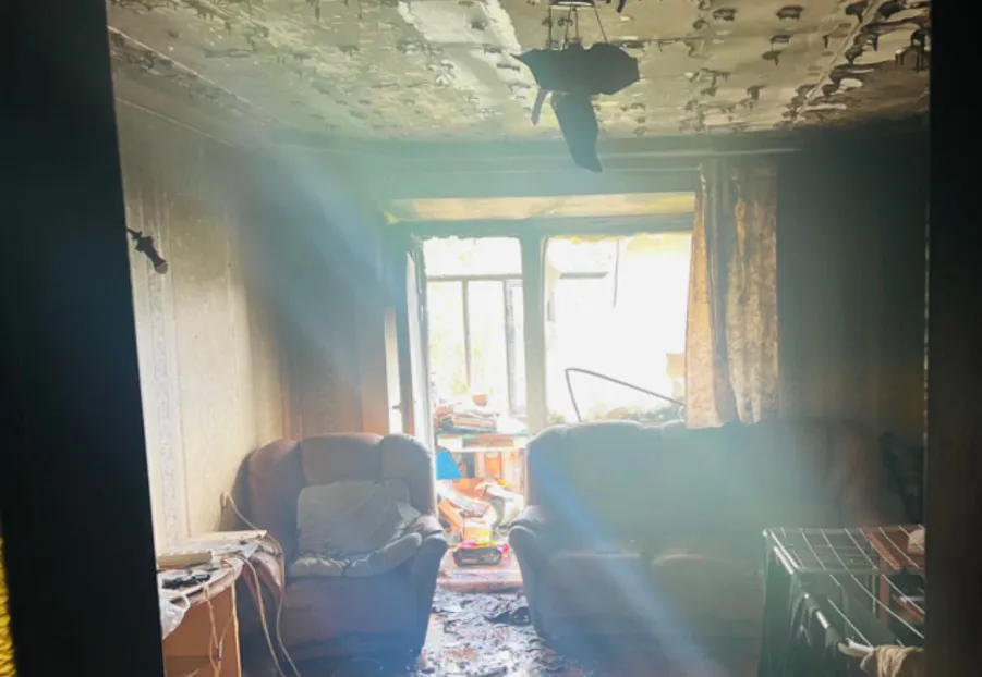 Спасатели Коми эвакуировали 17 человек при тушении пожара в доме и помогли водителю грузовика