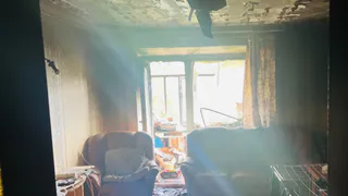 Спасатели Коми эвакуировали 17 человек при тушении пожара в доме и помогли водителю грузовика