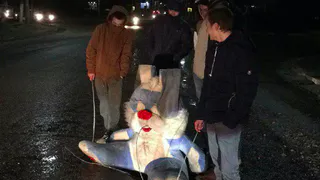 Огромную дыру на улице Крупской в Рязани, охраняет плюшевый заяц