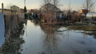 В сапогах до дачи: не первый год в садовом товариществе Нижнекамска собирается огромная лужа