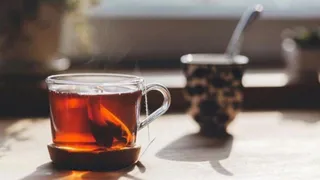 Никогда не выжимайте чайный пакетик в чашку: врач объяснил почему это может быть опасно