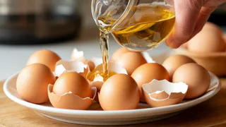 Яичную скорлупу заливаю уксусом — весь май не нарадуюсь тому, что придумала: полезнейший лайфхак для хозяек