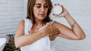 Просто смочите тампон 3 раза и протрите подмышки – блокирует запах пота на весь день