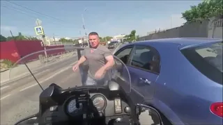 Драка на Горького: байкер подрезал автомобилиста