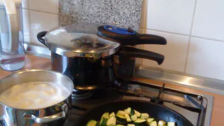 Что любят жареные кабачки: хитрость для сочности и румяной корочки — никаких жирных «лепешек»