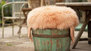 Сделала из обычного ведра милый пуфик для дачи — делюсь пошаговый инструкцией