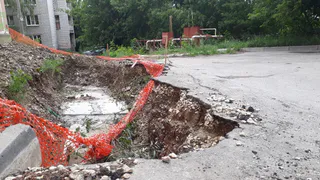 Народный контроль: в Октябрьском районе рабочие оставили трехметровую  яму