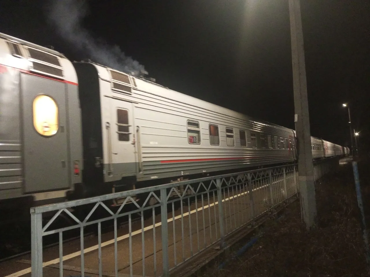 Ехал в Магнитогорск, вышел в Тюмени: вахтовик устроил дебош в пассажирском поезде