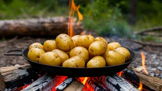 Картошка на костре — как в детстве, но лучше: секрет — в одной щепотке в конце готовки