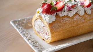 Ленивые и вкусные сочники с творогом и изюмом – закручиваем рулетом, режем и 30 минут в духовке, нежные как облачко
