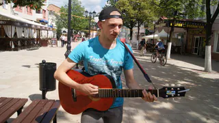 Рязанский музыкант рассказал, как он "рвет душу" прохожим на Почтовой