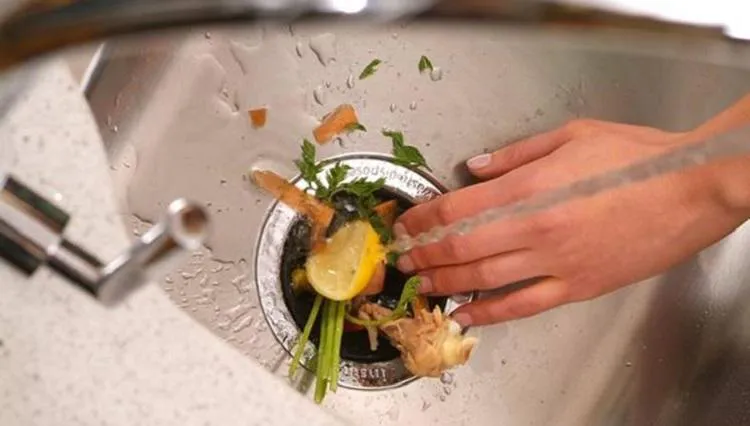 Что категорически нельзя смывать в раковину