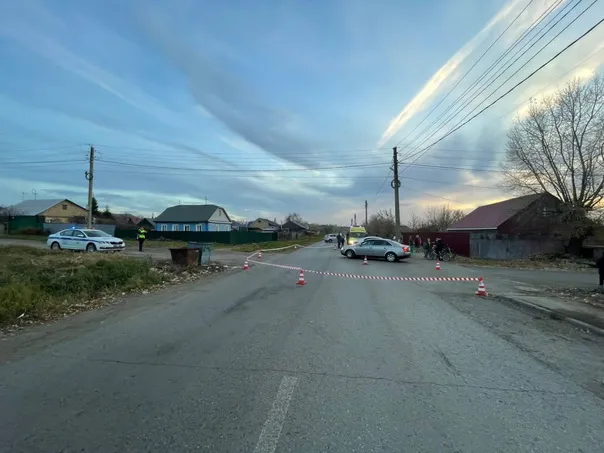 10-летний ребенок выбежал на дорогу в Магнитогорске: автоледи сбила мальчика и врезалась в столб