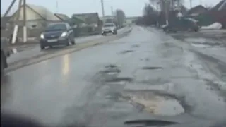 По кочкам, по кочкам… - видео ужасного дорожного покрытия в Шилово