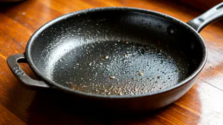 Выбросил бы, если б не увидел, как с нагаром справляются белорусы: теперь мои сковородки как новые