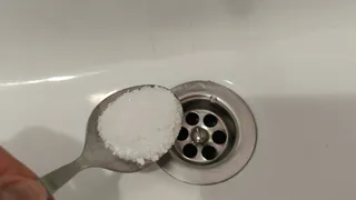 «Засыпал и готово»: очень простой и проверенный способ как устранить засор раковины за 3 минуты
