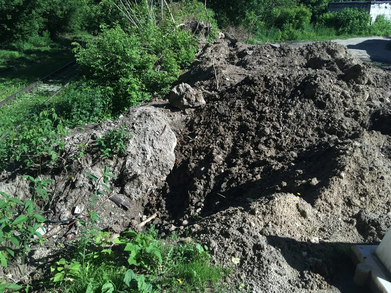 В Октябрьском городке перекопана дорога: рабочие считают, что это правильно