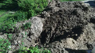 В Октябрьском городке перекопана дорога: рабочие считают, что это правильно