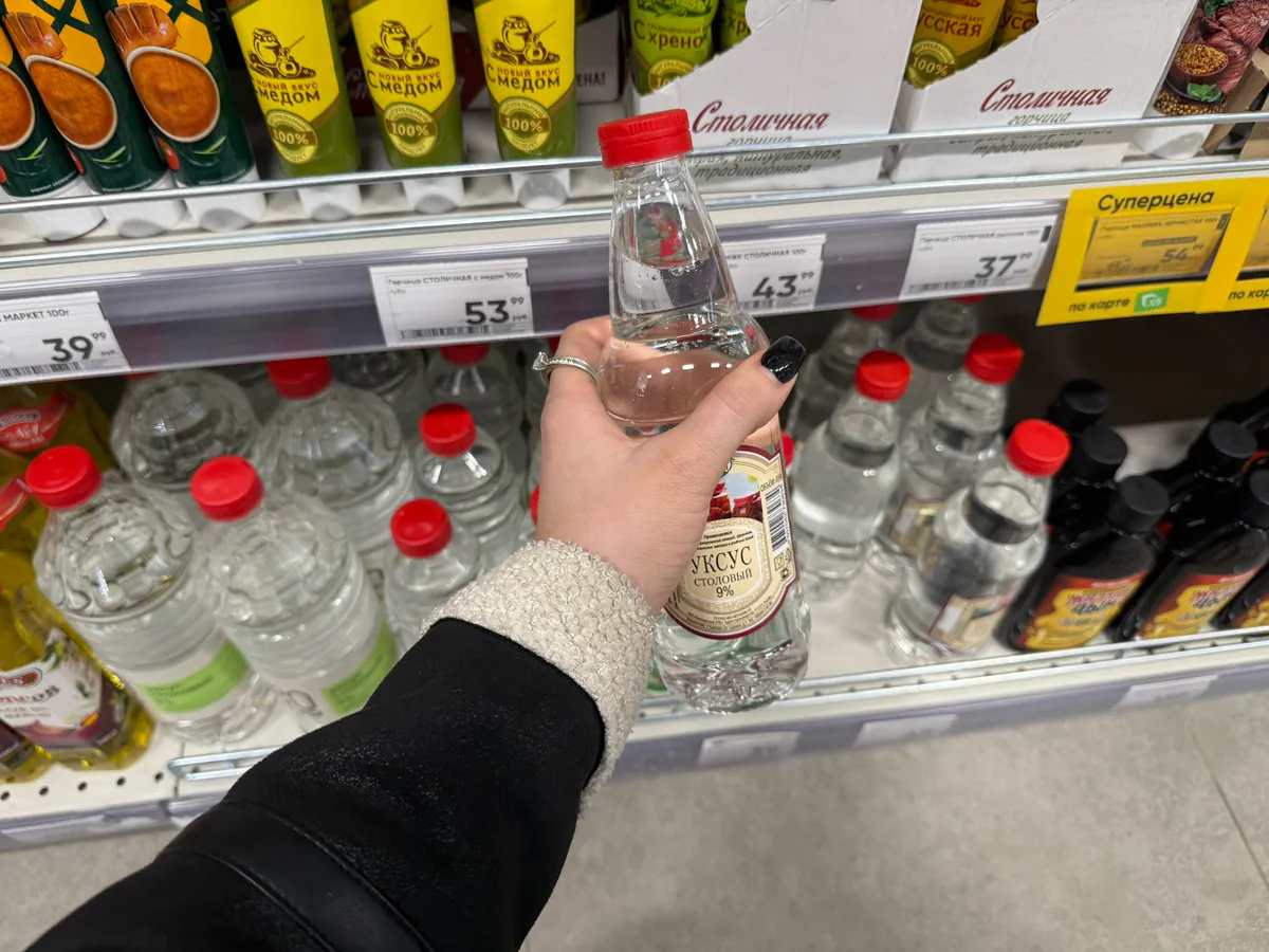 Для чего уксус лить на плиту, а посудные губки класть в шкаф с одеждой: опытная горничная поделилась хитростями, которыми вы 100% будете пользоваться