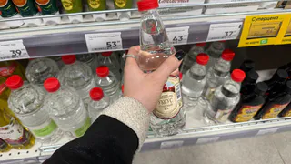 Для чего уксус лить на плиту, а посудные губки класть в шкаф с одеждой: опытная горничная поделилась хитростями, которыми вы 100% будете пользоваться