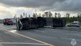 На трассе М-12 под Владимиром перевернулся грузовик