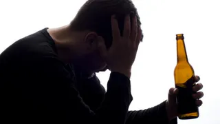 Пьяный новозыбковец поранил друга ножом и едва не ограбил прохожую