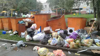 На Новоселов детскую площадку похоронили под мусором