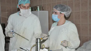 Золотые руки: рязанские врачи впервые провели сложнейшую операцию методом «рандеву»