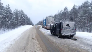 В Коми микроавтобус Ford попал в двойное ДТП с фурами