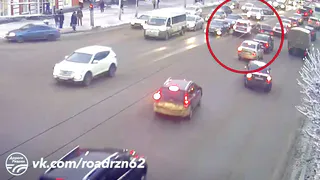 Роковая небрежность: на Первомайке водитель легковушки неудачно перестроился