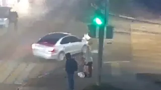 Пострадавшего госпитализировали: ДТП с велосипедистом попало на видео