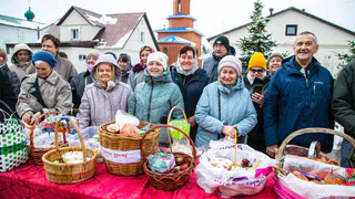 В Красном Ключе епископ Пахомий крестил новоприхожан и освятил куличи на Пасху