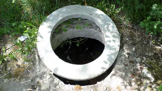 Опасно. Открытые колодцы у школы в Дашково-Песочне