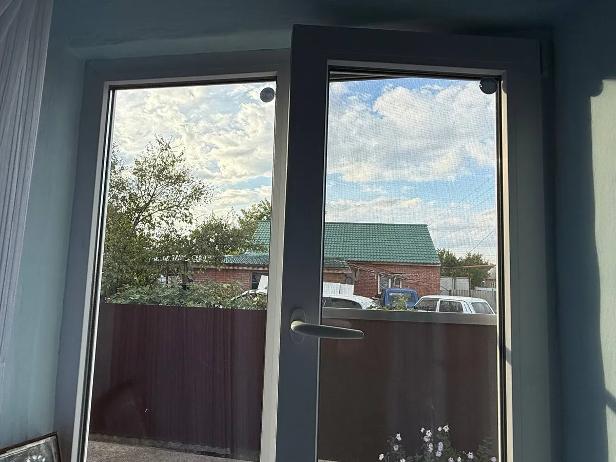 Беру спичку - и из окон не дует даже при сильной вьюге: как повысить герметичность за 2 минуты - подоконник теперь всегда тёплый