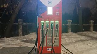 У входа в Лесопарк появилась заправка для электромобилей