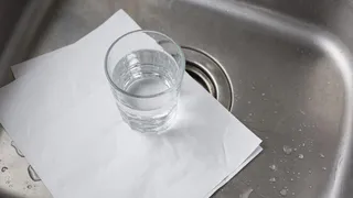 Когда уезжаю из дома, всегда кладу в раковину стакан и лист бумаги: радуюсь своей находчивости