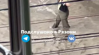 В Рязани девушка не смогла пересечь затопленную улицу Ленина
