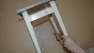 В Нижнекамске женщина грозится поджечь квартиры соседей, кидает в детей стулья